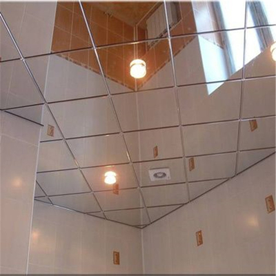 600x600 Paslanmaz Çelik Tavan Fayansları Düz ​​Desen Ayna Akustik Tavan Karosunda Yatıyor