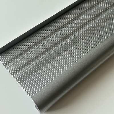 120x65x0.85mm Alüminyum Metal Tavan J Şekli Ekran Standart Perforasyon Metalik Işıltılı Gümüş