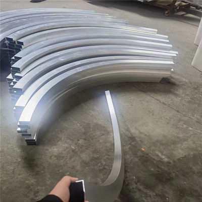 3.0mm Metal Tavan Tasarımı Özelleştirilebilir Dikey Eğimli Baffle Tavan Sistemi