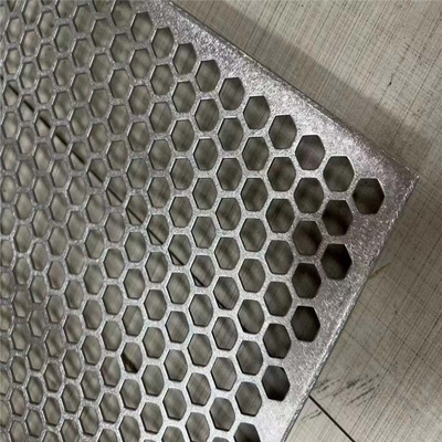 Kaplama Binası İçin 600X600mm Altıgen Delikli Metal Cephe Alüminyum Panel